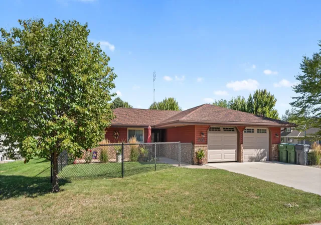 Photo 3 of Single family home for sale at 1040 Miles Dr, Worthington, MN 56187 | MLS# 7110566 | Listing updated on 2026-09-22