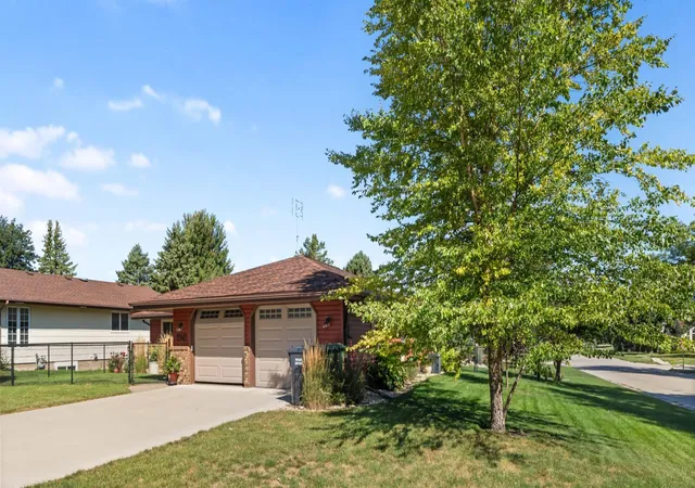 Photo 3 of Single family home for sale at 1040 Miles Dr, Worthington, MN 56187 | MLS# 7110566 | Listing updated on 2026-09-22
