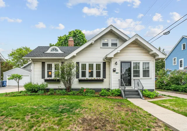 2nd image of 215 E 48th St, Minneapolis, MN 55419 | MLS# 7110595