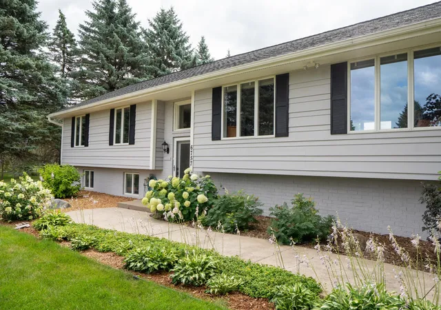 Photo 2 of Single family home for sale at 6757 Horseshoe Bnd Dr, Hamel, MN 55340 | MLS# 7110651 | Listing updated on 2026-09-03