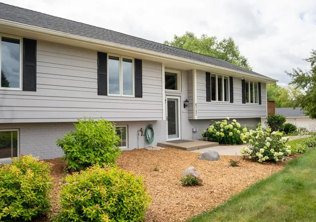 Photo 3 of Single family home for sale at 6757 Horseshoe Bnd Dr, Hamel, MN 55340 | MLS# 7110651 | Listing updated on 2026-09-03