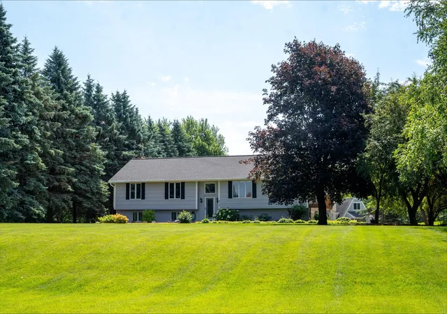 Photo 3 of Single family home for sale at 6757 Horseshoe Bnd Dr, Hamel, MN 55340 | MLS# 7110651 | Listing updated on 2026-09-03