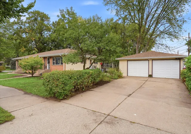 Listing Photo 4 - Condo for sale in building located at 625-627 Summer St NE, Minneapolis, MN 55413