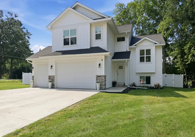 1st image of 902 Wagner Rd, Menomonie, WI 54751 | MLS# 7110695