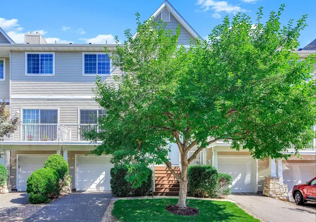 Photo 2 of Sale Pending at 428 Willoughby Way W, Hopkins, MN 55305 | MLS# 7110785 | Listing updated on 2026-09-04