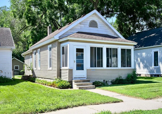 Photo 1 of Single family home for sale at 617 W Howard St, Winona, MN 55987 | MLS# 7111037 | Listing updated on 2026-08-05