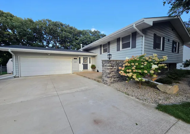 Photo 1 of Single family home for sale at 411 Ridge Rd, Albert Lea, MN 56007 | MLS# 7111076 | Listing updated on 2026-10-13