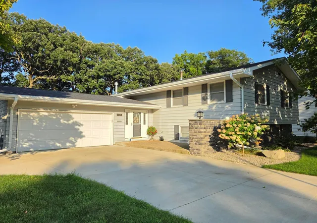 Photo 2 of Single family home for sale at 411 Ridge Rd, Albert Lea, MN 56007 | MLS# 7111076 | Listing updated on 2026-10-13