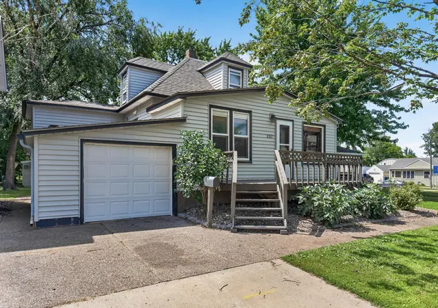 Photo 2 of Single family home for sale at 220 N Chestnut St, Belle Plaine, MN 56011 | MLS# 7111127 | Listing updated on 2026-09-02
