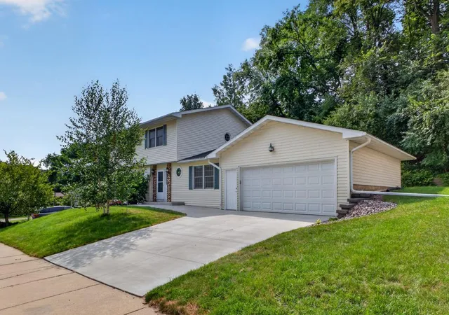 Photo 3 of Sale Pending at 1726 Walden Ln Sw, Rochester, MN 55902 | MLS# 7111173 | Listing updated on 2026-09-07