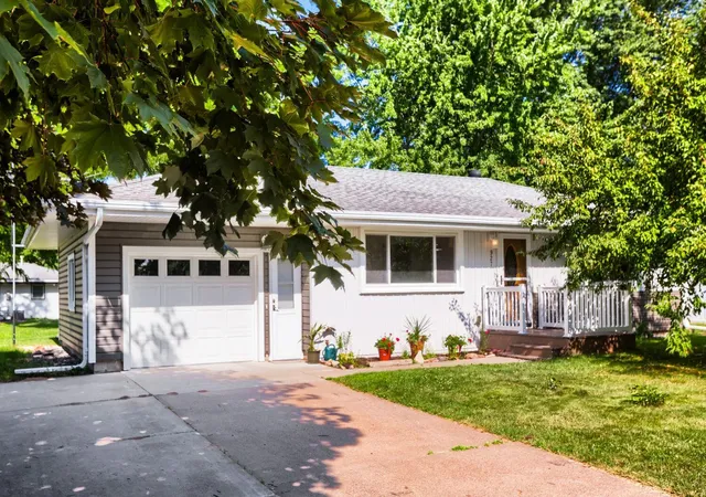 1st image of 927 Birch St S, Cambridge, MN 55008 | MLS# 7111178