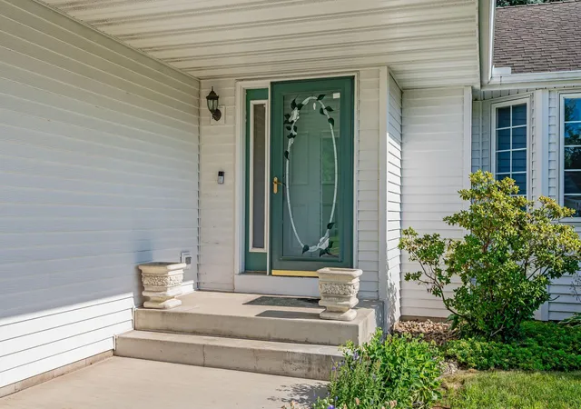 Photo 3 of Single family home for sale at 19 La Mar Ct, North Mankato, MN 56003 | MLS# 7111233 | Listing updated on 2026-09-30