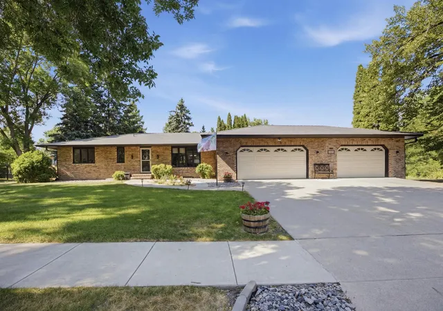 Photo 1 of Single family home for sale at 42 36th Avenue N, Fargo, ND 58102 | MLS# 7111273 | Listing updated on 2026-09-24