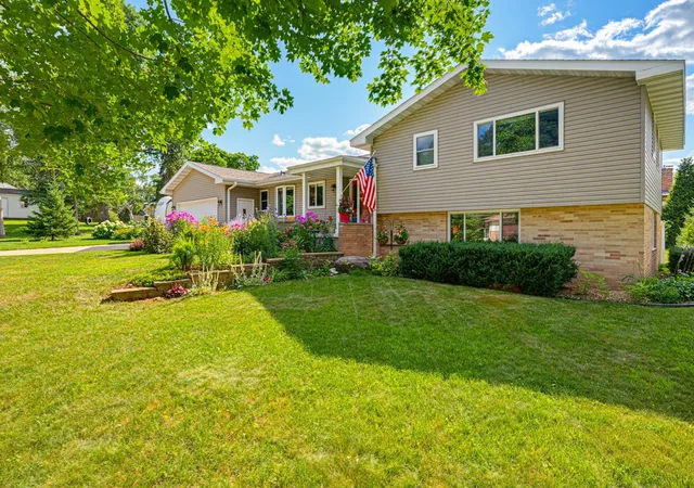 Photo 2 of Single family home for sale at 870 Hanson Dr Sw, Hutchinson, MN 55350 | MLS# 7111319 | Listing updated on 2026-09-23