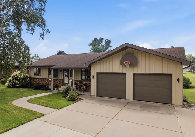 Photo 1 of Single family home for sale at 220 Country Clb Dr, Lewiston, MN 55952 | MLS# 7111364 | Listing updated on 2026-08-18