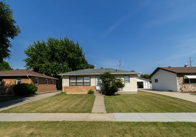 Photo 1 of Single family home for sale at 1618 17th Street S, Fargo, ND 58103 | MLS# 7111451 | Listing updated on 2026-08-30