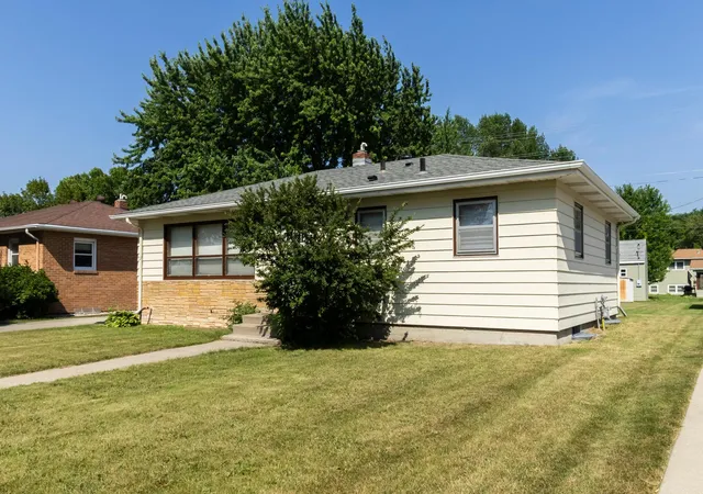 Photo 3 of Single family home for sale at 1618 17th Street S, Fargo, ND 58103 | MLS# 7111451 | Listing updated on 2026-08-30