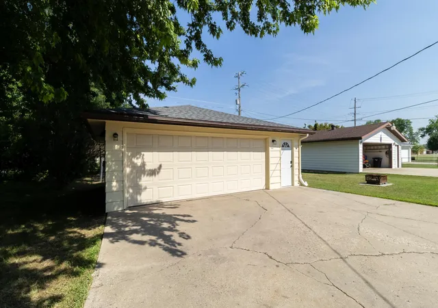 Photo 3 of Single family home for sale at 1618 17th Street S, Fargo, ND 58103 | MLS# 7111451 | Listing updated on 2026-08-30