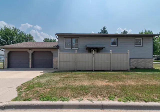 Photo 1 of Single family home for sale at 407 5th Avenue Sw, Little Falls, MN 56345 | MLS# 7111456 | Listing updated on 2026-08-19