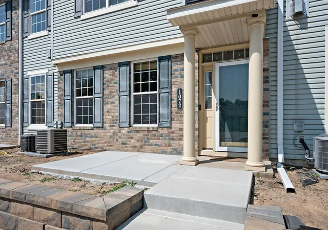 2nd image of 1072 Henslow Ave N, Saint Paul, MN 55128 | MLS# 7112036