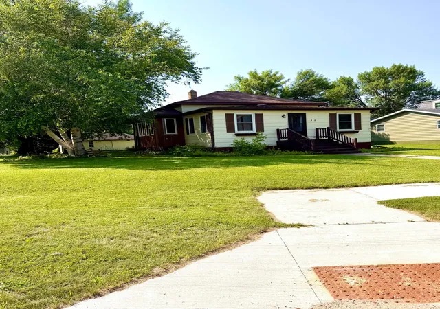 Photo 2 of Single family home for sale at 318 2nd Street Se, Hallock, MN 56728 | MLS# 7112090 | Listing updated on 2026-07-22