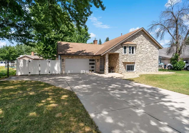 Photo 2 of Sale Pending at 1016 Westview Dr, Farmington, MN 55024 | MLS# 7112176 | Listing updated on 2026-08-03