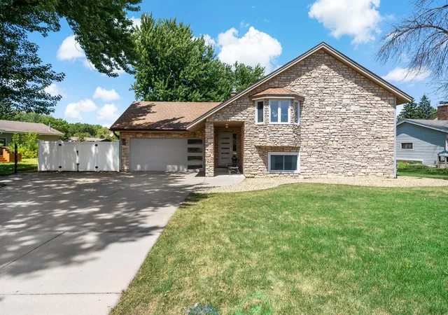 Photo 3 of Sale Pending at 1016 Westview Dr, Farmington, MN 55024 | MLS# 7112176 | Listing updated on 2026-08-03