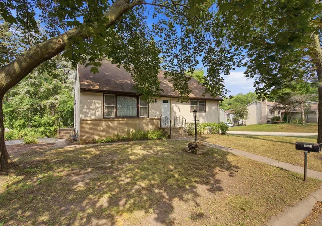 Photo 2 of Sale Pending at 1521 Arkwright St N, Saint Paul, MN 55130 | MLS# 7112226 | Listing updated on 2026-09-07