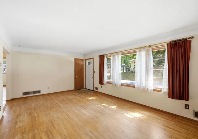 Photo 4 of Sale Pending at 1521 Arkwright St N, Saint Paul, MN 55130 | MLS# 7112226 | Listing updated on 2026-09-07