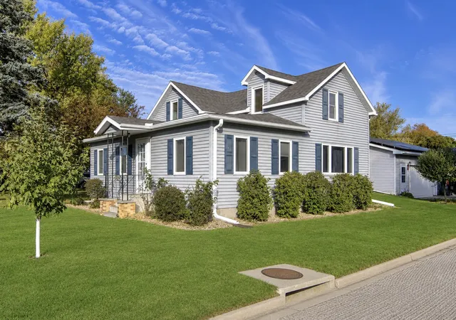 Photo 2 of Single family home for sale at 724 Washington Ave, Wabasha, MN 55981 | MLS# 7112260 | Listing updated on 2026-08-11