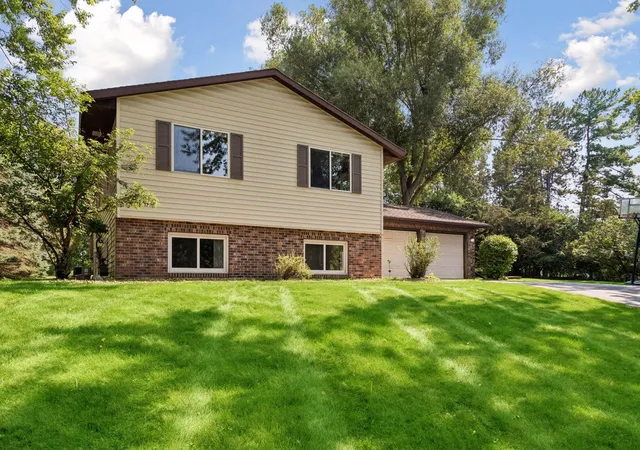 2nd image of 18208 Ginavale Ln, Eden Prairie, MN 55346 | MLS# 7112281