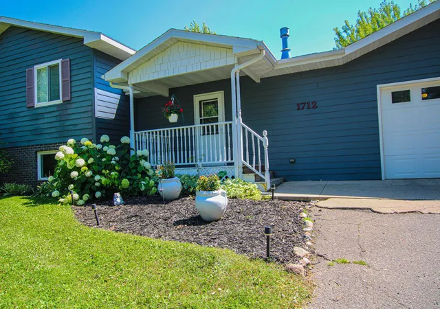 Photo 3 of Single family home for sale at 1712 Cranberry Ln Ne, Alexandria, MN 56308 | MLS# 7112318 | Listing updated on 2026-10-07