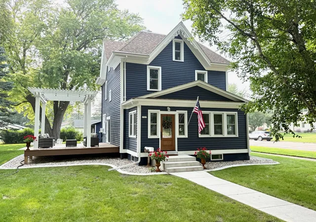1st image of 1527 Ford Ave N, Glencoe, MN 55336 | MLS# 7112404