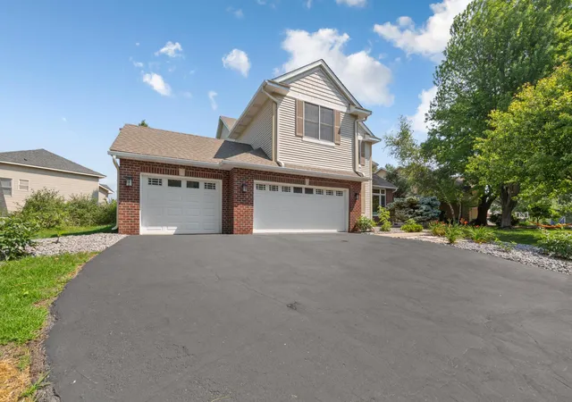 Photo 3 of Sale Pending at 1517 Covington Ln, Saint Paul, MN 55122 | MLS# 7112445 | Listing updated on 2026-08-27