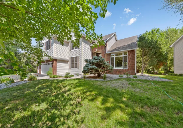 Photo 4 of Sale Pending at 1517 Covington Ln, Saint Paul, MN 55122 | MLS# 7112445 | Listing updated on 2026-08-27