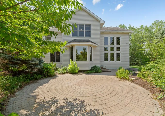 Photo 5 of Sale Pending at 1517 Covington Ln, Saint Paul, MN 55122 | MLS# 7112445 | Listing updated on 2026-08-27