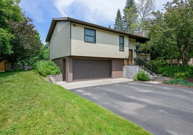 1st image of 233 Sitka St, Duluth, MN 55811 | MLS# 7112577