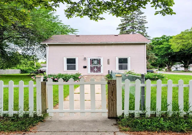 Photo 1 of Single family home for sale at 523 11th Street N, Moorhead, MN 56560 | MLS# 7112629 | Listing updated on 2026-09-13
