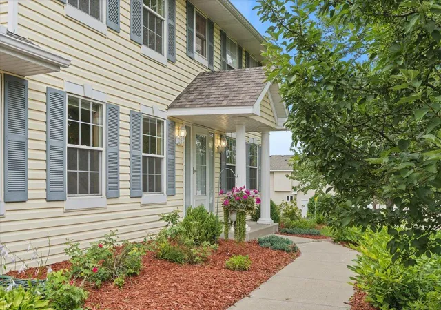Photo 2 of Single family home for sale at 931 Sterling St S, Saint Paul, MN 55119 | MLS# 7112686 | Listing updated on 2026-08-01