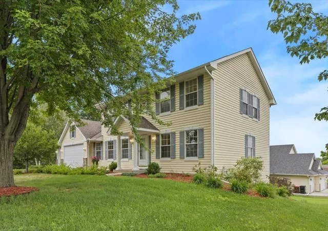 Photo 3 of Single family home for sale at 931 Sterling St S, Saint Paul, MN 55119 | MLS# 7112686 | Listing updated on 2026-08-01