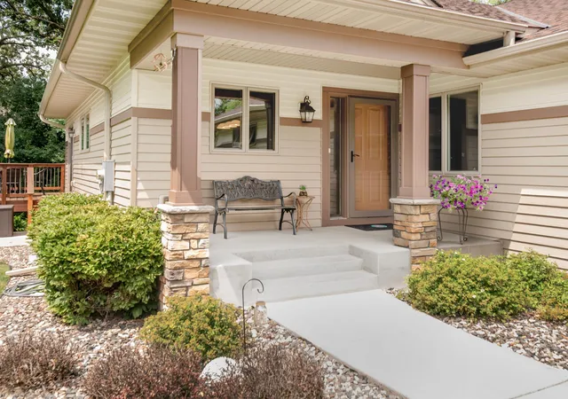 Photo 3 of Single family home for sale at 2621 Cardinal Ct, Saint Paul, MN 55109 | MLS# 7112718 | Listing updated on 2026-08-27