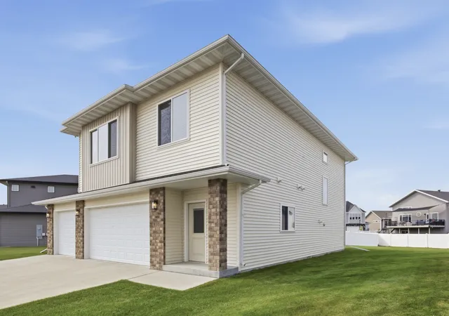 Photo 4 of Single family home for sale at 810 Albert Dr W, West Fargo, ND 58078 | MLS# 7112723 | Listing updated on 2026-10-07