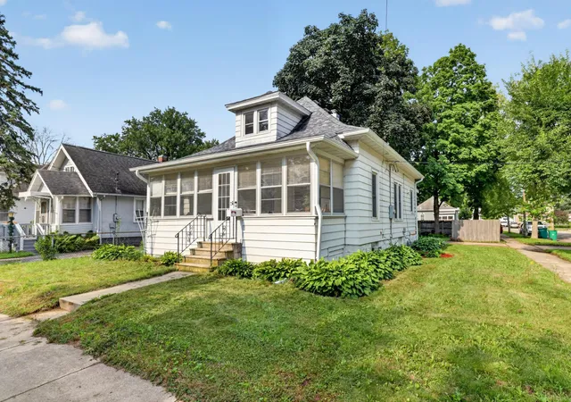 2nd image of 235 10Th Ave Ne, Rochester, MN 55906 | MLS# 7112821