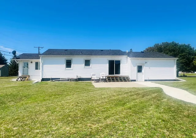 3rd image of 610 E 2Nd St, Graceville, MN 56240 | MLS# 7112846