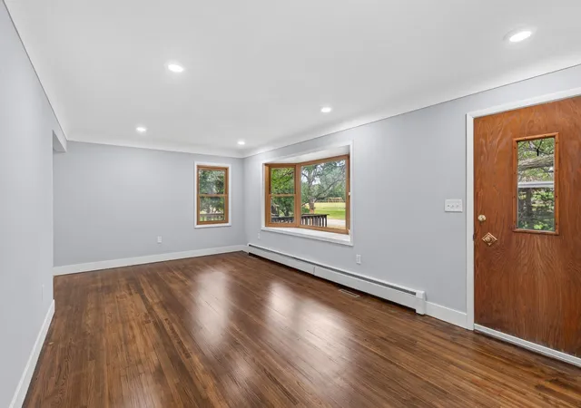 Photo 2 of Sale Pending at 31 Demont Ave E, Saint Paul, MN 55117 | MLS# 7112879 | Listing updated on 2026-09-03