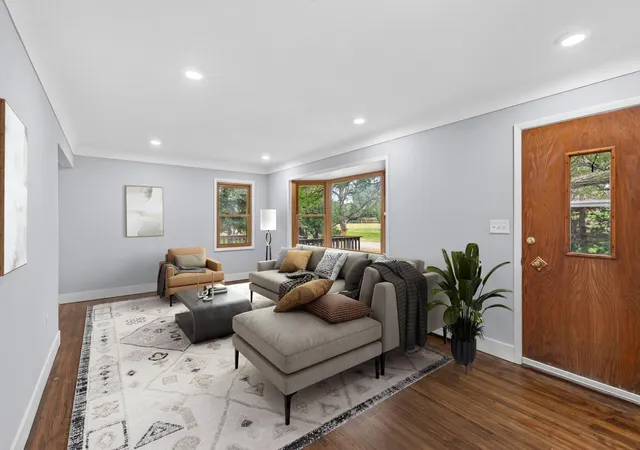 Photo 3 of Sale Pending at 31 Demont Ave E, Saint Paul, MN 55117 | MLS# 7112879 | Listing updated on 2026-09-03