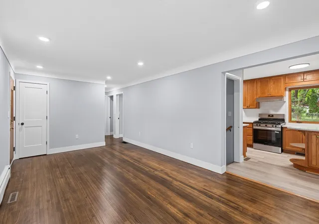 Photo 4 of Sale Pending at 31 Demont Ave E, Saint Paul, MN 55117 | MLS# 7112879 | Listing updated on 2026-09-03