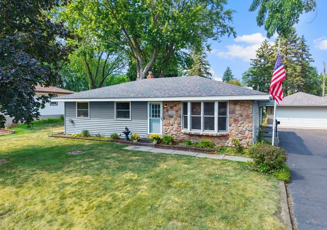 Photo 2 of Sale Pending at 2121 Radatz Ave, Saint Paul, MN 55109 | MLS# 7112892 | Listing updated on 2026-08-21