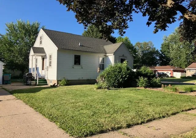 Photo 1 of Single family home for sale at 825 9th Avenue Ne, Waseca, MN 56093 | MLS# 7112978 | Listing updated on 2026-08-18