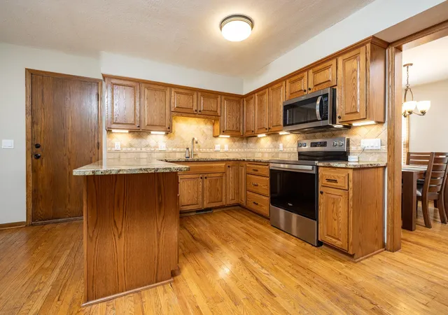 3rd image of 6991 Raven Ct, Eden Prairie, MN 55346 | MLS# 7113045